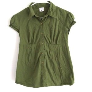 woman's green maternity shirt
